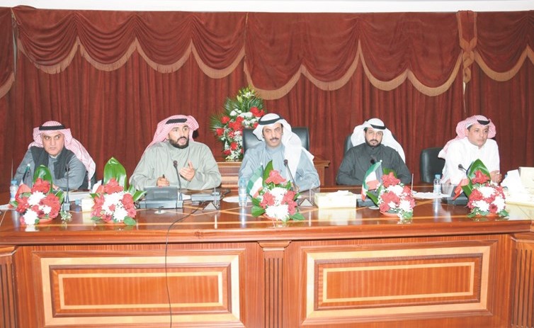  خالد الهضيبان خلال اجتماعه مع مديري الجمعيات بحضور عبدالعزيز شعيب﻿