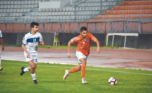  عمر الحبيتر يمر من مدافع الجهراء 						(محمد هنداوي)
