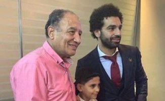 طفل مصري يجبر محمد صلاح على تأخير طائرته المتجهة إلى لندن