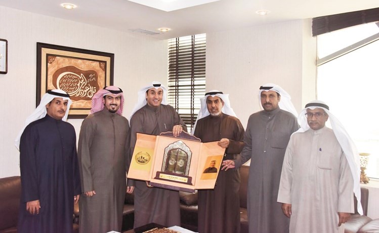 محمد العرادة وأعضاء نقابة البلدية يقدمون درعا تكريمية للوزير فهد الشعلة﻿
