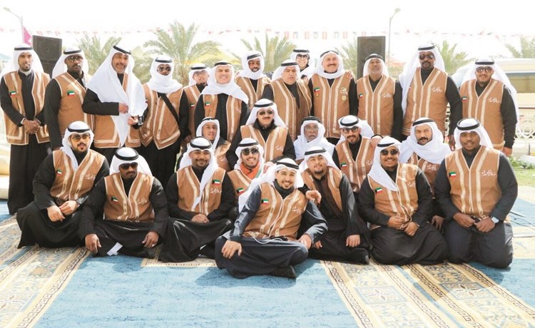 ويتوسط فرقة الجهراء الشعبية للفنون والعرضة﻿