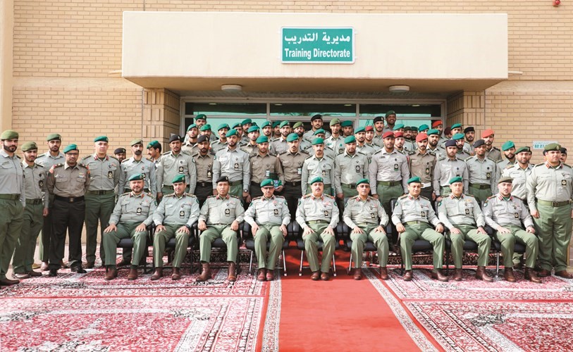 الفريق الركن م.هاشم الرفاعي متوسطا الخريجين خلال الحفل﻿