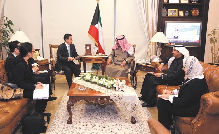 خالد الجارالله مستقبلا السفير الصيني لدى الكويت لي مينغ فانغ	﻿