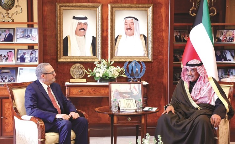 الشيخ صباح الخالد خلال لقائه السفير الأميركي لدى الكويت لورانس سيلفرمان﻿
