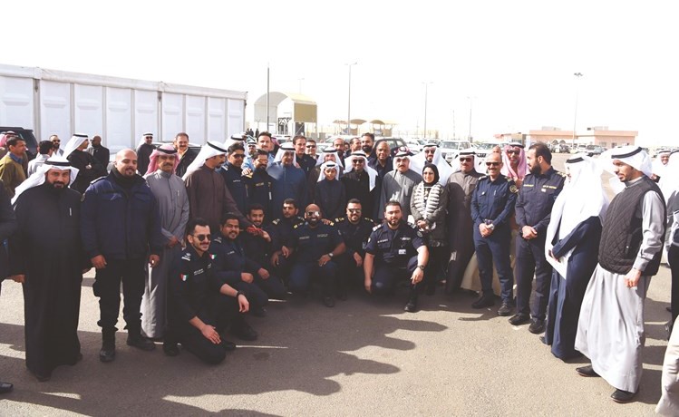 الحجرف والجلاوي ورجال الجمارك في صورة تذكارية	(أحمد علي)﻿
