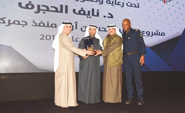 مدير الجمرك البري مشعان الأدعس السعيدي ومراقب جمرك النويصيب بلال الخميس يكرمان د.نايف الحجرف بحضور المستشار جمال الجلاوي ﻿