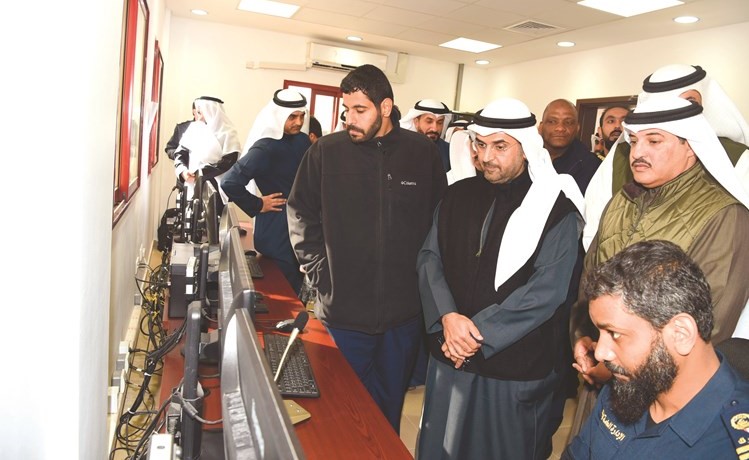د.نايف الحجرف والمستشار جمال الجلاوي يستمعان لشرح حول جهاز تفتيش الشاحنات الجنريتر﻿