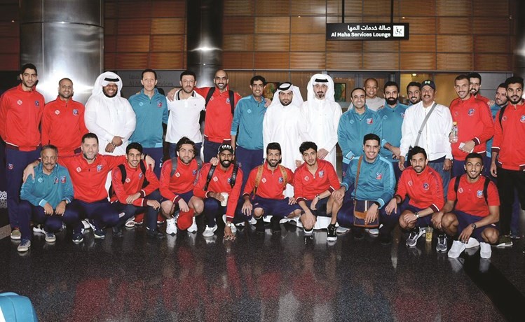 فريق الكويت لدى وصوله مطار الدوحة﻿
