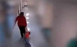 بالفيديو.. لقطات صادمة لمعلمة سحلت طفلا متوحداً في مدرسة أميركية