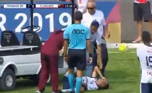 بالفيديو.. سيارة إسعاف تدهس قدم لاعب مصاب!