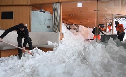 بالفيديو.. انهيار ثلجي ضخم يدمر الطابق الأرضي لفندق في سويسرا