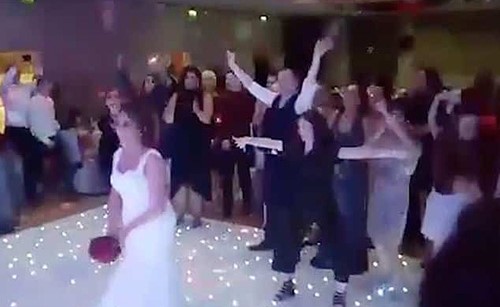 بالفيديو.. شاب يدفع فتاة أرضاً في حفل زفاف بسبب باقة زهور عروس