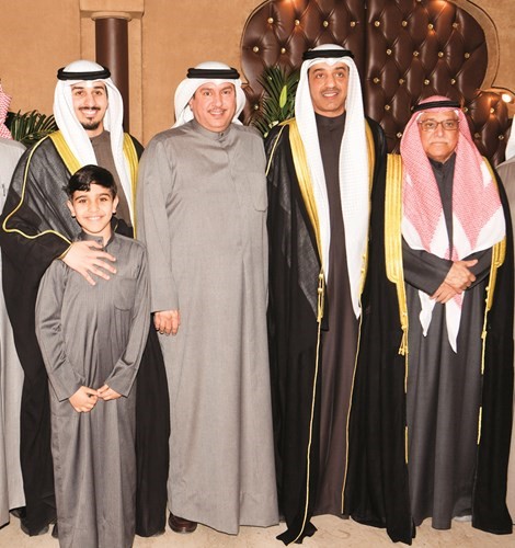 محمد الهدية متوسطا لافي الشريعان وخالد الشريعان والمعرس حمد الشريعان وشقيقه شريعان الشريعان﻿