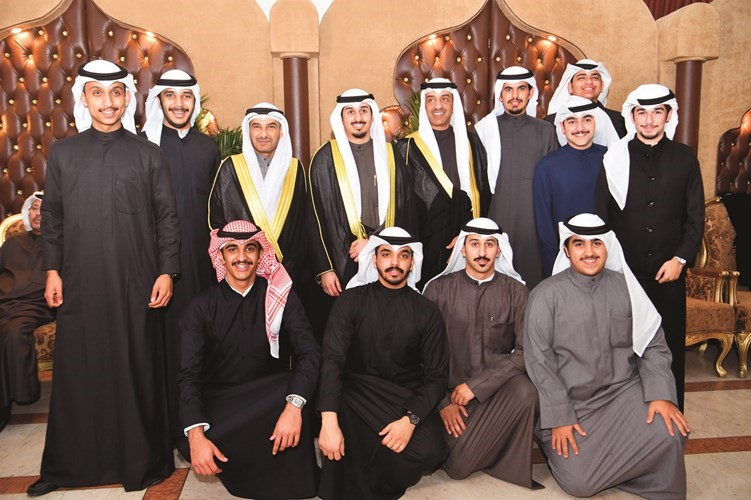 المعرس حمد خالد الشريعان متوسطا عددا من الأهل والأصدقاء﻿