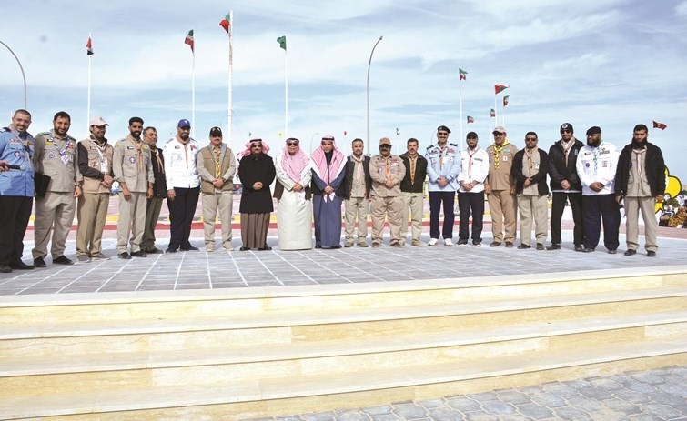   ﻿د.سعود الحربي وفيصل مقصيد يتوسطان المشاركين في المخيم الكشفي- (زين علام)﻿