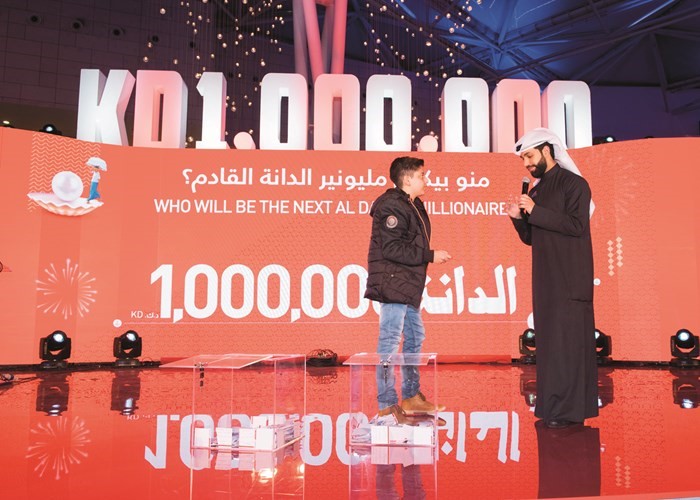 مليونير العام الماضي على المسرح ﻿