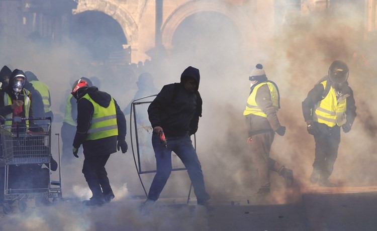 الشرطة الفرنسية تطلق الغاز المسيل للدموع على متظاهري السترات الصفراء في مدينة نيم بجنوب فرنسا امس				   		     (أ.ف.پ)