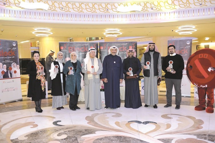 د.أحمد الشطي مع المكرمين ﻿