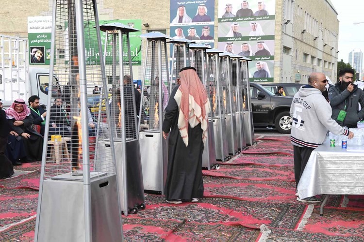 بالفيديو..  العربي.. «أبناء النادي» تكسر هيمنة الكاظمي.. والحضور  70٪