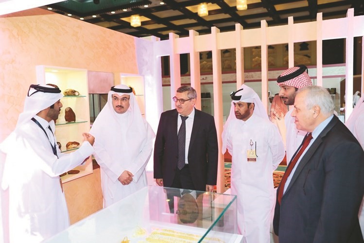 إقبال على متابعة مقتنيات معرض كتارا لمسابيح الكهرمان﻿