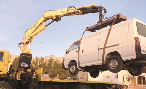 رفع إحدى السيارات المهملة﻿