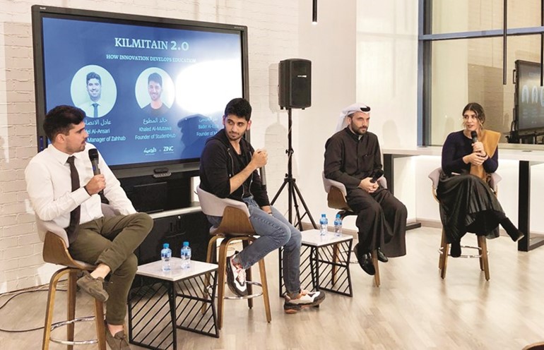 إحدى المناقشات الشهرية لبرنامج كلمتين في مركز ZINC ﻿