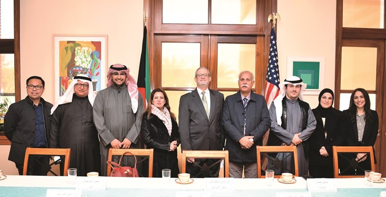 السفير الأميركي لورانس سيلفرمان والمسؤولة الإعلامية بالسفارة في صورة تذكارية مع الإعلاميين	(فريال حماد)﻿