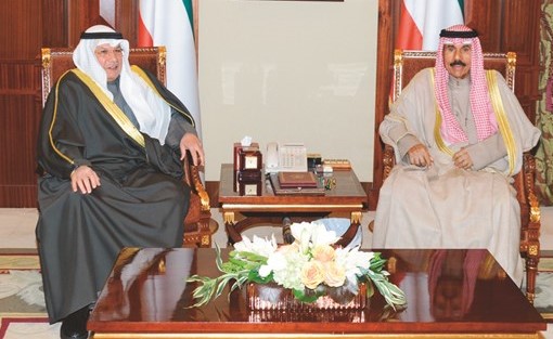 سمو ولي العهد خلال لقائه مع الشيخ خالد الجراح ﻿