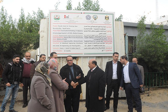 الوزير الفلسطيني مفيد الحسانية خلال تفقده لمشروع اعادة بناء وترميم مستشفى الولادة بمدينة غزة