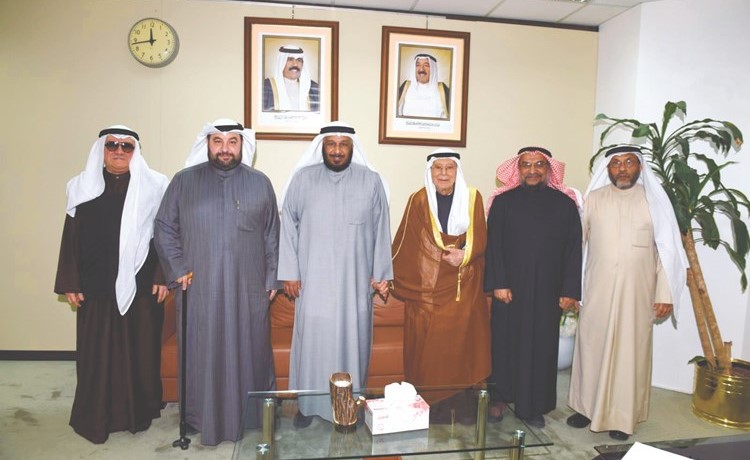 د.سعد الخراز مستقبلا خالد الصالح وأعضاء مجلس إدارة اتحاد المبرات والجمعيات الخيرية ﻿