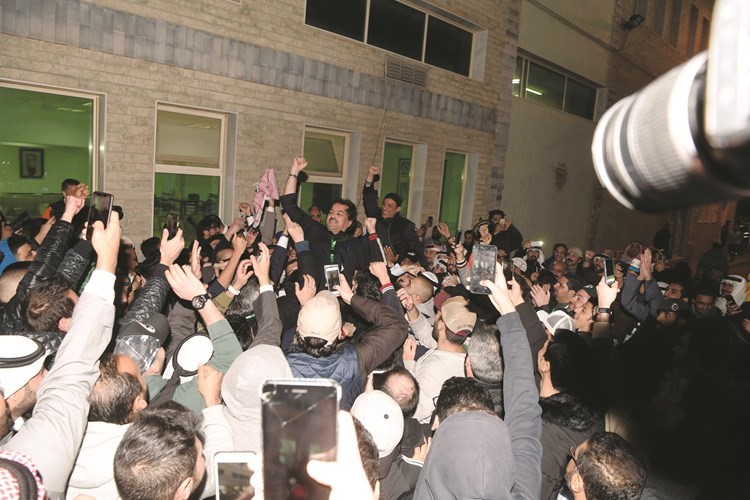 عبدالعزيز عاشور وأسامة حسين يحتفلان بالفوز مع مؤيديهما 	(محمد هاشم)﻿