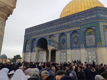 قوات الاحتلال تحاصر مسجد قبة الصخرة وتمنع المصلين من الدخول إليه