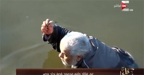بالفيديو.. كفيف ونجله في مصر يصطادان الأسماك بأيديهما