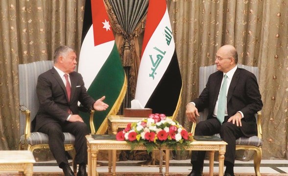 الرئيس العراقي برهم صالح مستقبلا العاهل الاردني الملك عبدالله الثاني في بغداد امس	(ا.ف.ب) ﻿