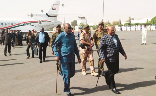 الرئيس السوداني عمر البشير خلال زيارته لدارفور أمس	 (انترنت)﻿