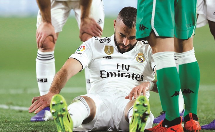 بنزيمة يتعرض لكسر في أصبع اليد