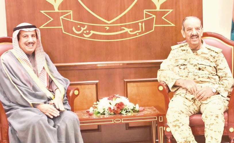 المشير الركن الشيخ خليفة بن أحمد آل خليفة خلال استقباله السفير الشيخ عزام الصباح﻿
