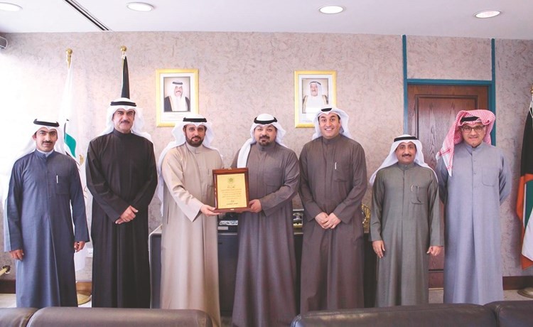 الشيخ يوسف العبدالله مستقبلا حسين العازمي ووفد نقابات العاملين في القطاع الحكومي ﻿
