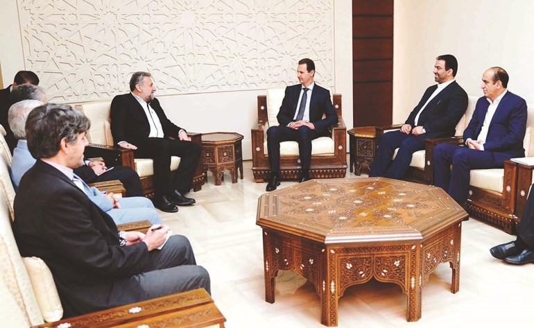 الرئيس السوري بشار الأسد مستقبلا رئيس اللجنة البرلمانية الإيرانية للأمن القومي والأجنبي في دمشق أمس -(أ.ف.پ)﻿