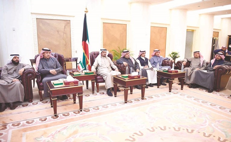 الرئيس مرزوق الغانم خلال اجتماعه برؤساء اللجان الدائمة والمؤقتة في مكتبه أمس﻿
