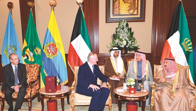 صاحب السمو الأمير الشيخ صباح الأحمد خلال استقباله عمدة الحي المالي لمدينة لندن النائب بيتر ايستلن بحضور السفير البريطاني مايكل دافنبورت﻿