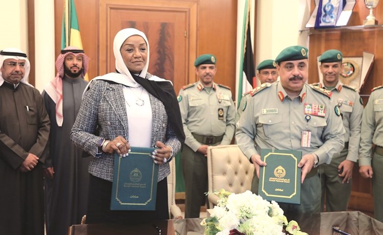 الفريق الركن م. هاشم الرفاعي وهناء الهاجري خلال توقيع بروتوكول التعاون ﻿