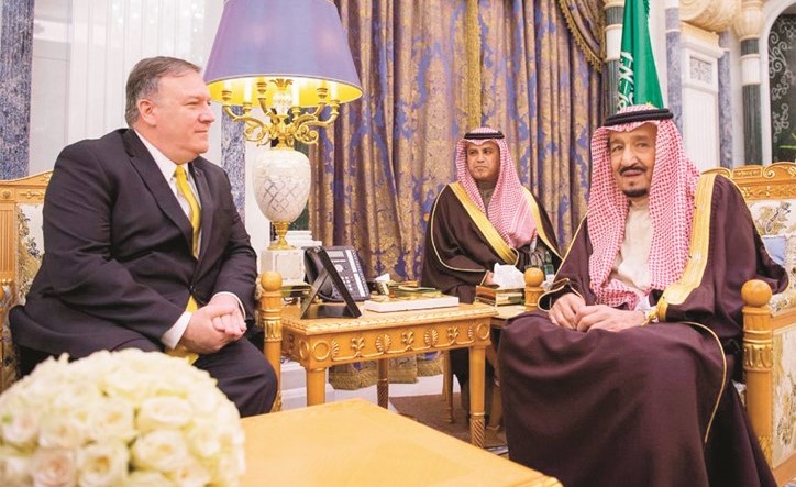 خادم الحرمين الملك سلمان بن عبدالعزيز مستقبلا وزير الخارجية الأميركي مايك بومبيو في الرياض أمس(واس)﻿
