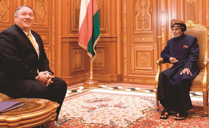 السلطان قابوس بن سعيد مستقبلا بومبيو في مسقط أمس	(رويترز)﻿