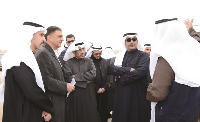 الشيخ أحمد المشعل خلال زيارة ميدانية قام بها والوفد المرافق له لتفقد مشروع المطلاع السكنية﻿