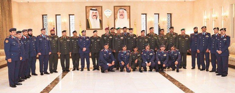  الفريق الركن محمد الخضر والفريق الركن عبدالله النواف في لقطة تذكارية مع ضباط الدفعة 20 المرقين لرتبة عميد﻿
