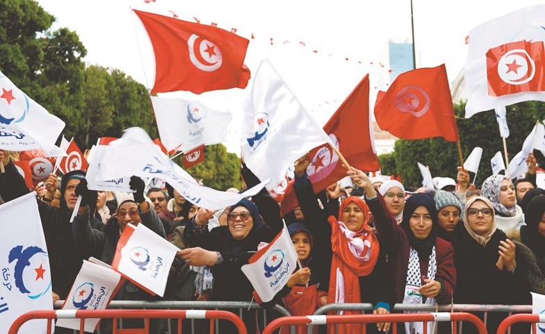 تونسيون يتظاهرون بمناسبة الذكرى الثامنة لثورة الياسمين في العاصمة التونسية امس     (رويترز)﻿