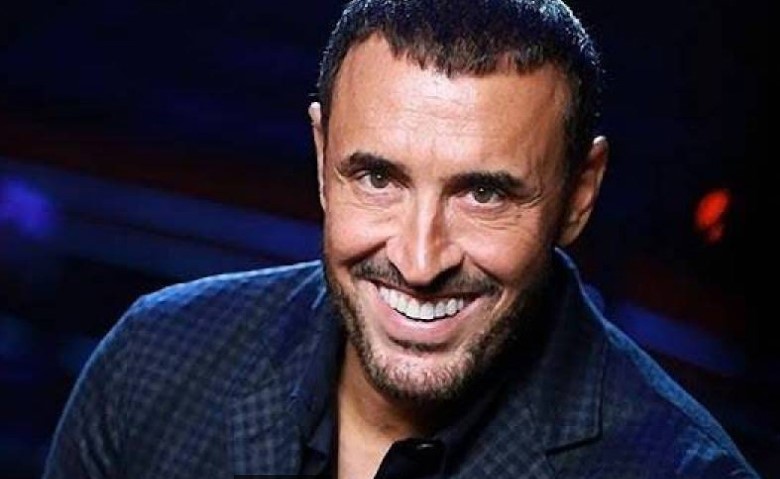 بالفيديو.. كاظم الساهر يُنقذ معجبة سقطت قبل الوصول إليه