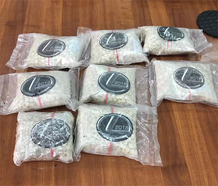 «الجمارك» ضبط نحو 8000 حبة كابتغون في محرك شاحنة بالعبدلي