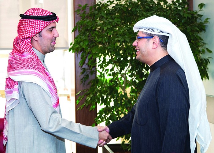 الفائز مصافحا محمد القطان